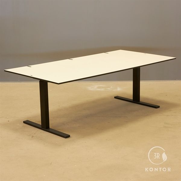 3R_kontor El Hæve Sænke Bord. Hvid Top, 3 Kabel Huller, Sort Square Stel, 180X90 Brugte Møbler