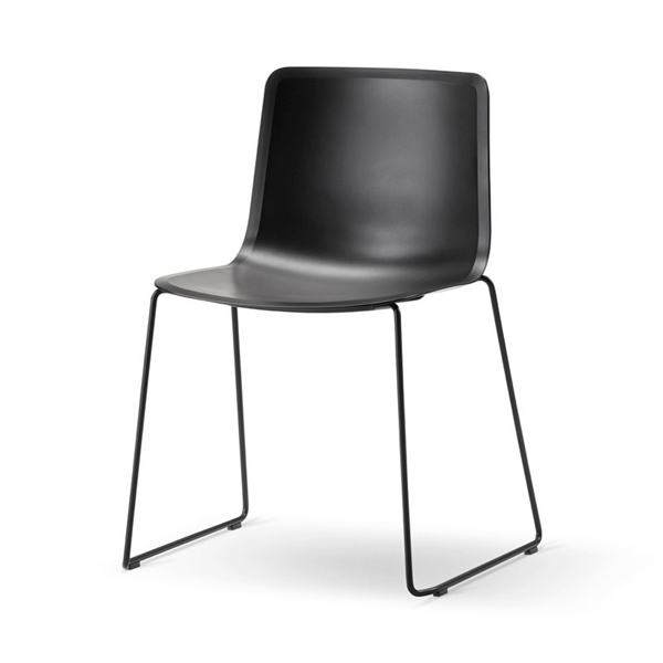 Fredericia Pato Sledge 4100 Stol. Polypropylene. Medestel Kantinestole
