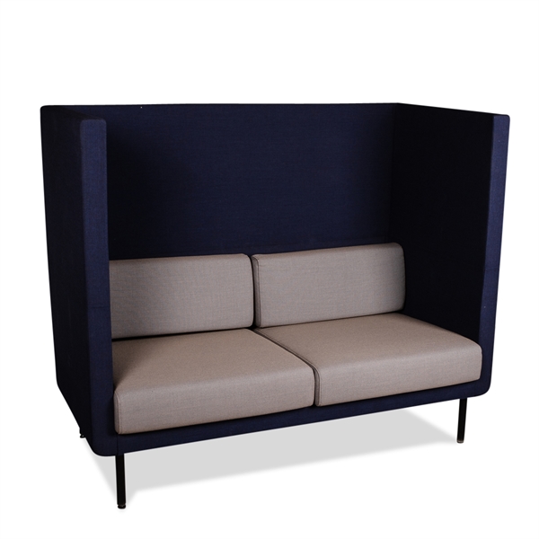 Højrygget Sofa. Blå Polster. Grå Hynder. Sorte Ben.