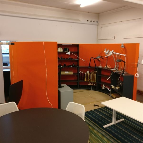 Orange Bibliotek Med Grå Hylder Indvendig Skillevægge